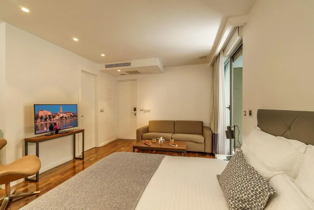 Room, Oasis Life, Split