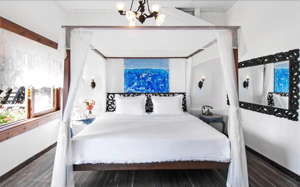 Room, Sabrina's Haus, Dalaman
