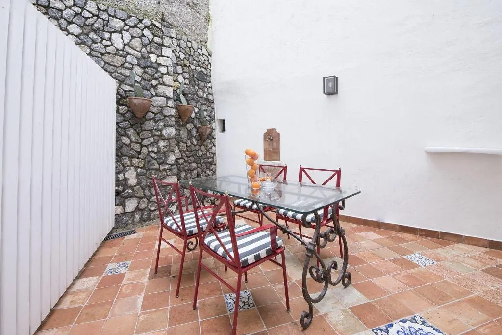 Room, Diecisedici, Naples