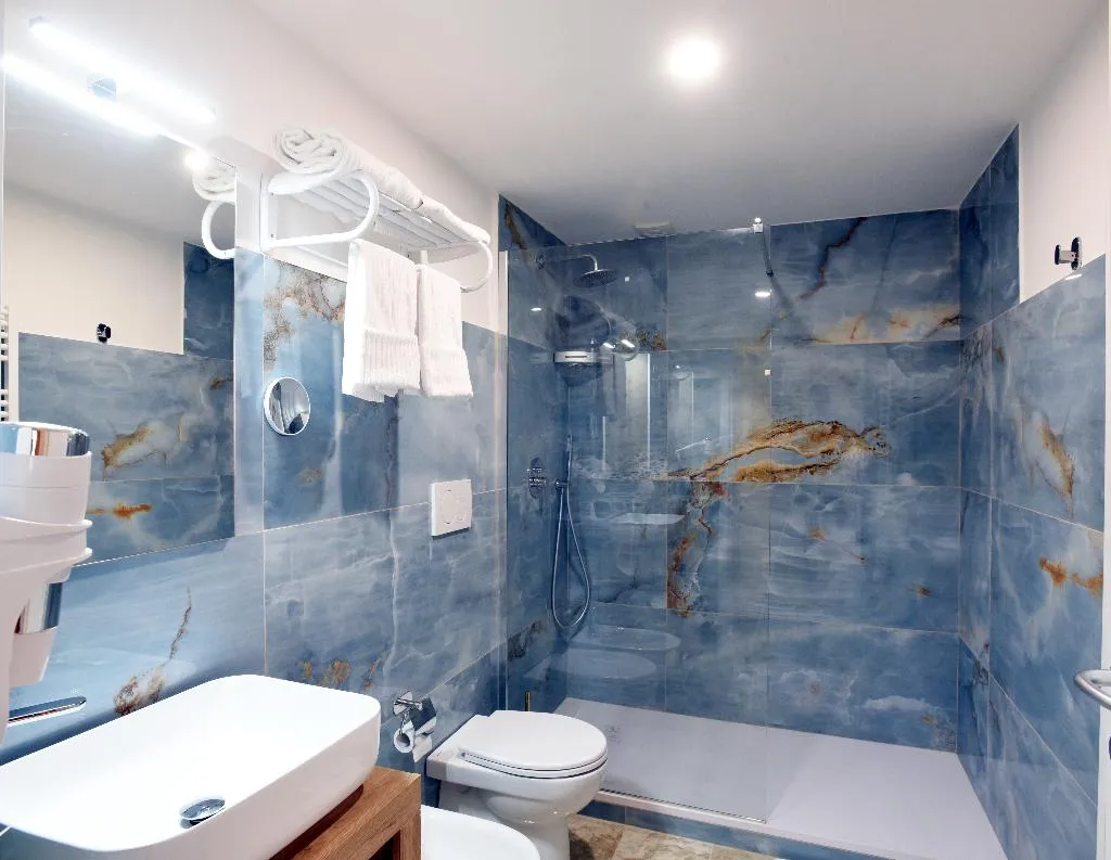DOUBLE DELUXE ONE BED Room, Guest House Ventisei Scalini A Trastevere, Rome