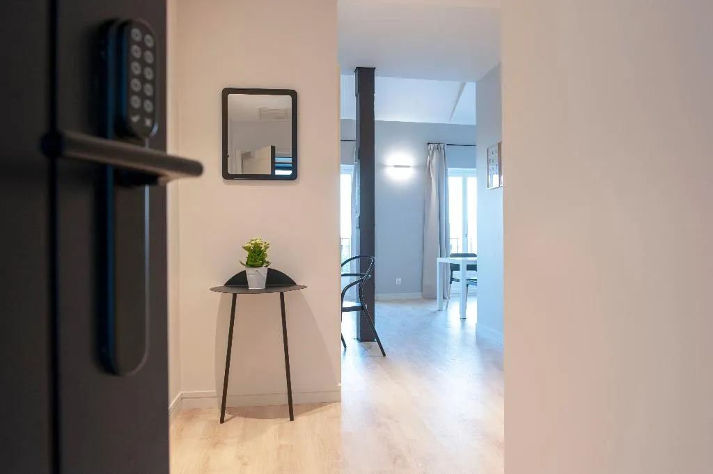 APARTMENT DUPLEX SUPERIOR Room, MH Apartments Central Madrid, Madrid