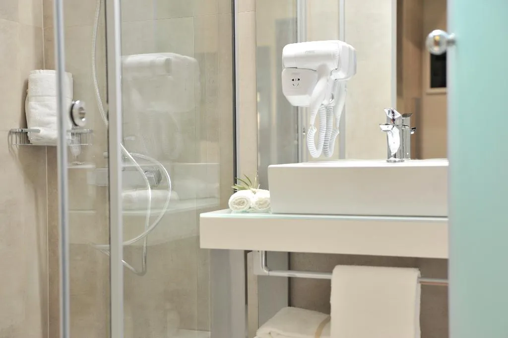 SINGLE LUXURY Room, Athens Platinum Rooms And Suites, Athens