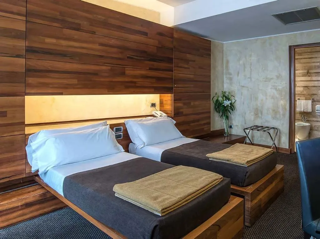DOUBLE SINGLE USE SUPERIOR Room, Tritone, Rome