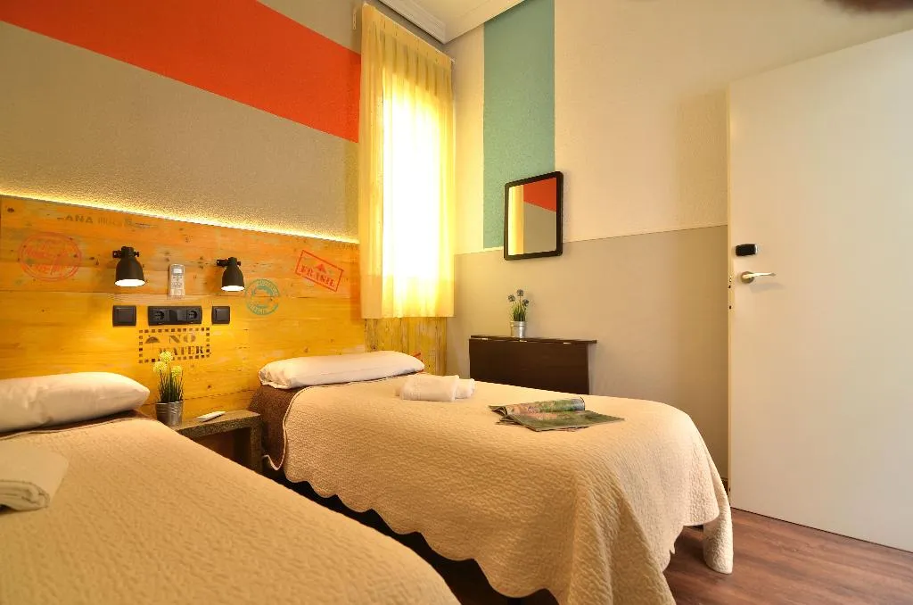 TWIN WITH SHARED BATHROOM Room, Far Home Atocha, Madrid