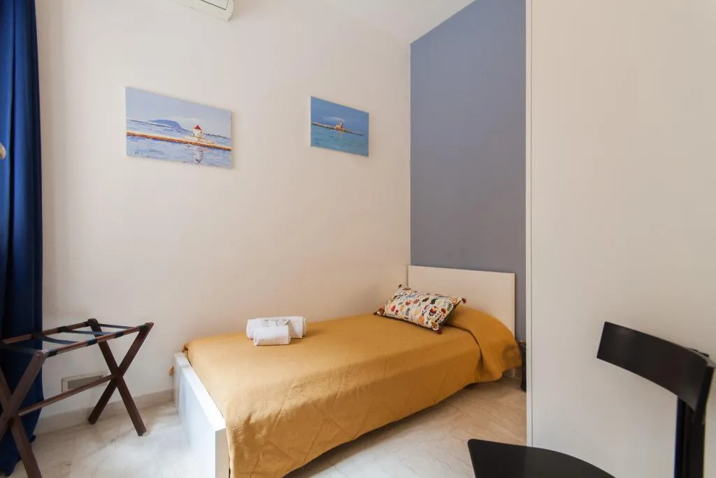 SINGLE WITH SHARED BATHROOM Room, Ciuri Home, Palermo