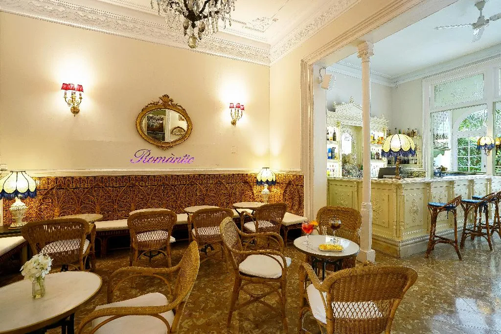 Bar, Medium Romantic, Costa Brava