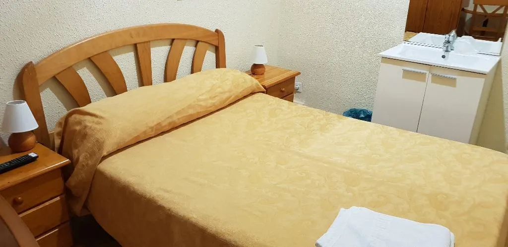 Double or Twin WITH SHARED BATHROOM Room, Cuatro Caños, Madrid