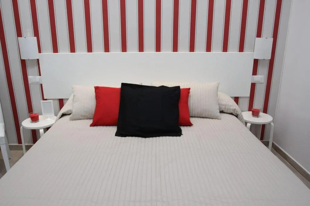 Room, Interno 2 Roma, Naples