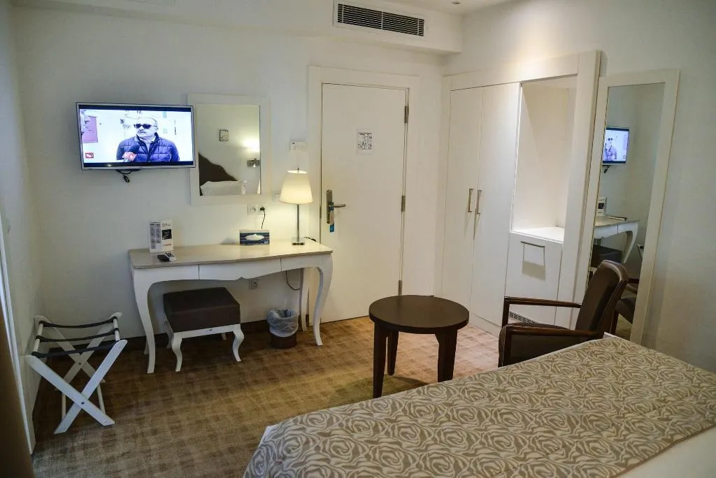 Room, Lac Leman, Tunisia