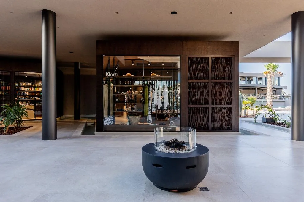 Lobby, Pnoe Breathing Life, Crete