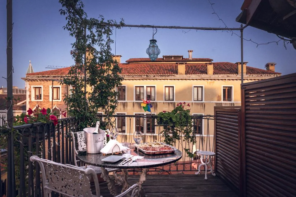 DOUBLE DELUXE CITY VIEW Room, Palazzo Sanluca, Venice