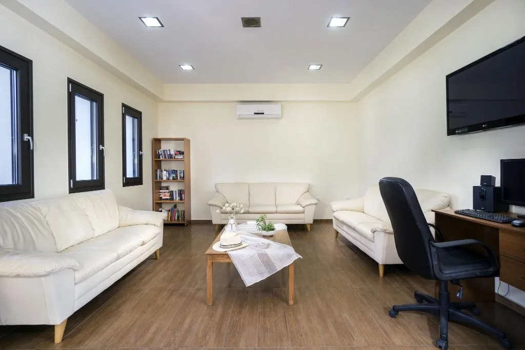 Lobby, Georgina, Crete
