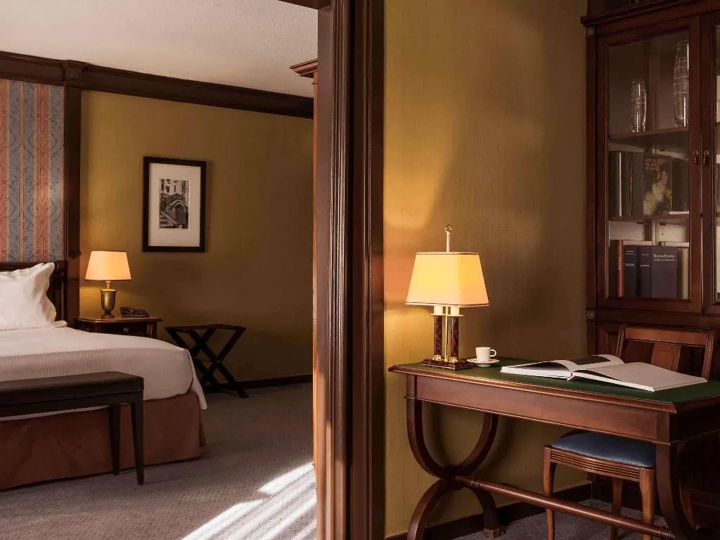 SUITE DELUXE KING BED Room, Pullman Madrid Airport Feria, Madrid