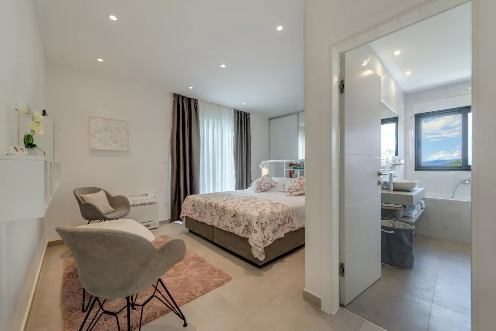 VILLA FOUR BEDROOMS Room, Villa Luna Podstrana, Split