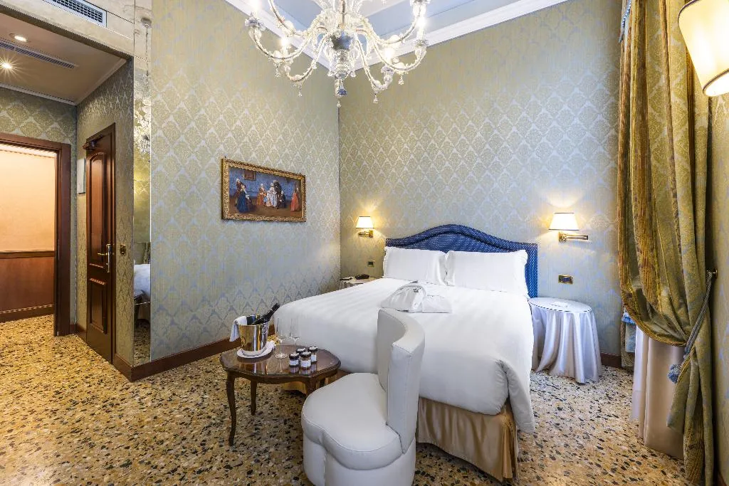 JUNIOR SUITE CANAL VIEW Room, Colombina, Venice