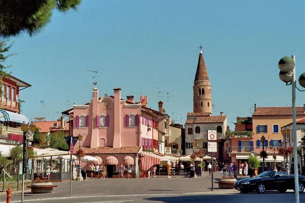 Sports and Entertainment, Hotel Austria, Venice