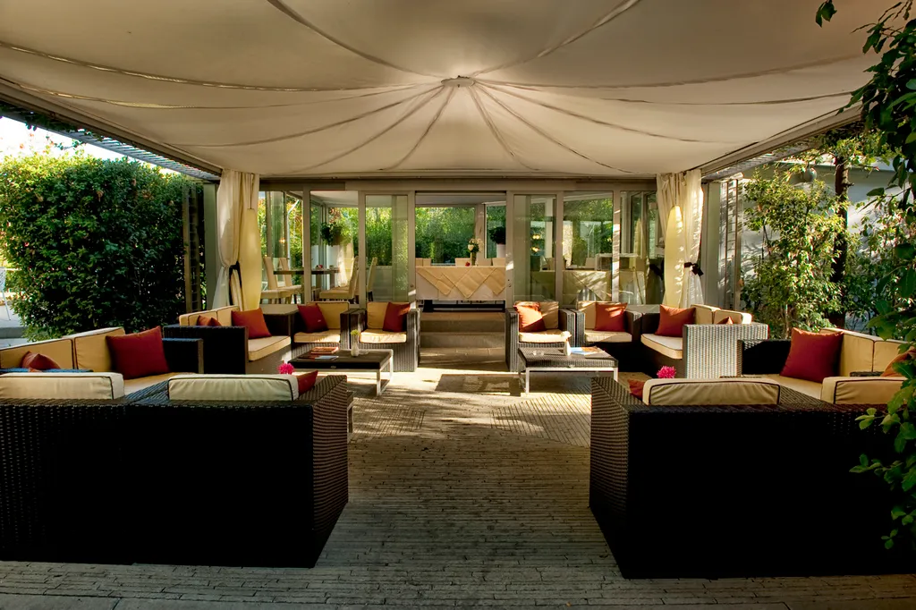 Bar, Eden Rock Resort, Florence