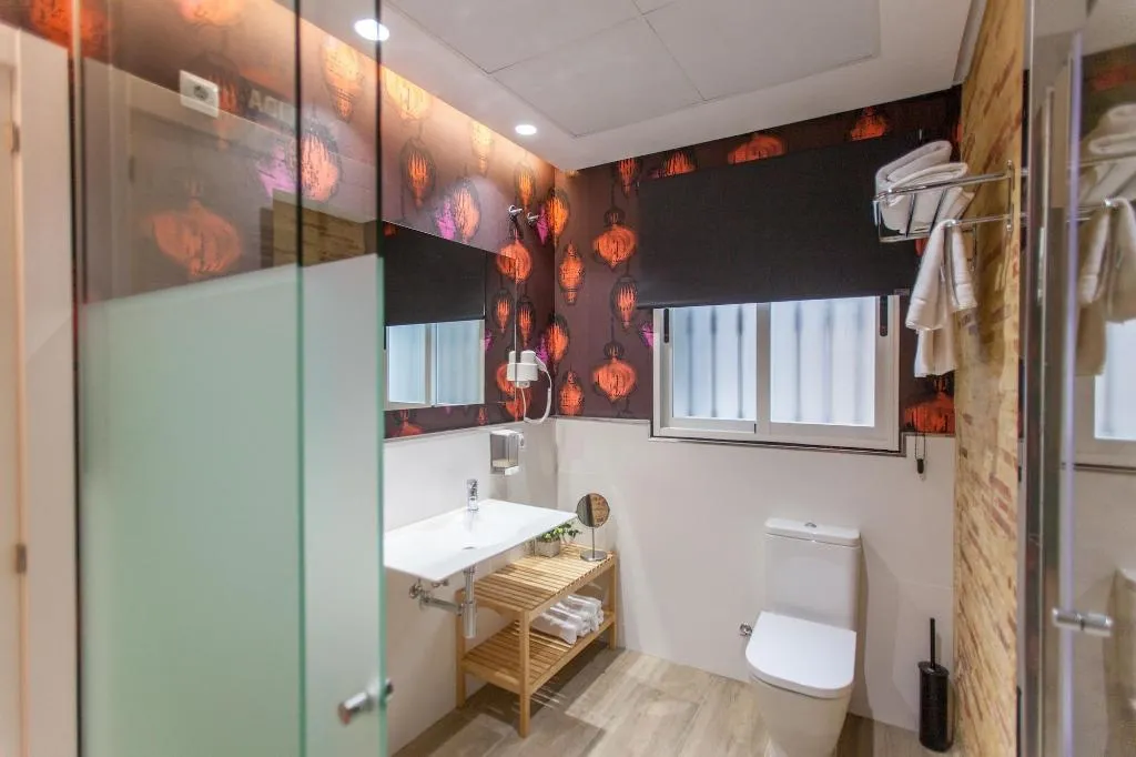 Room, Host & Home, Valencia
