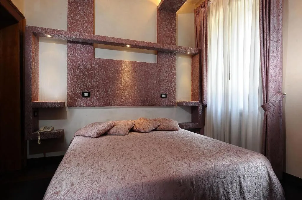 Room, Abbazia, Venice