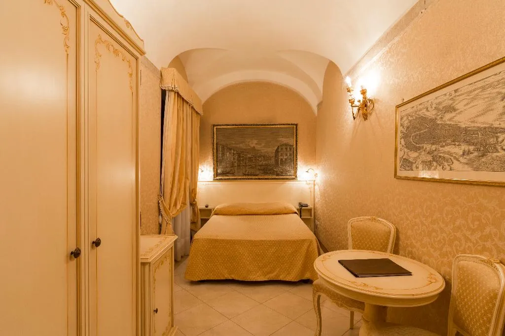 TRIPLE CLASSIC Room, Palazzo Guardi, Venice