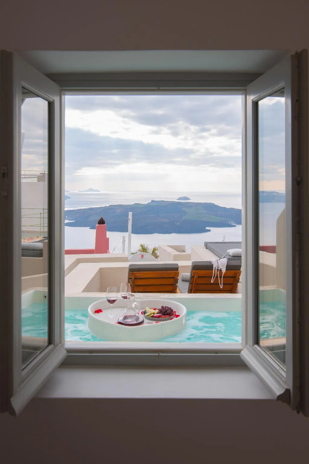 JUNIOR SUITE WITH JACUZZI Room, Caldera Cliff Illusion Suites, Santorini