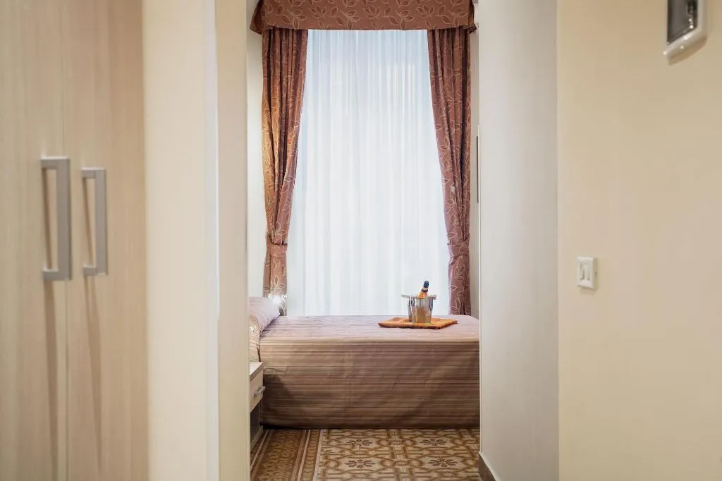 Room, Domus Napoleone, Naples