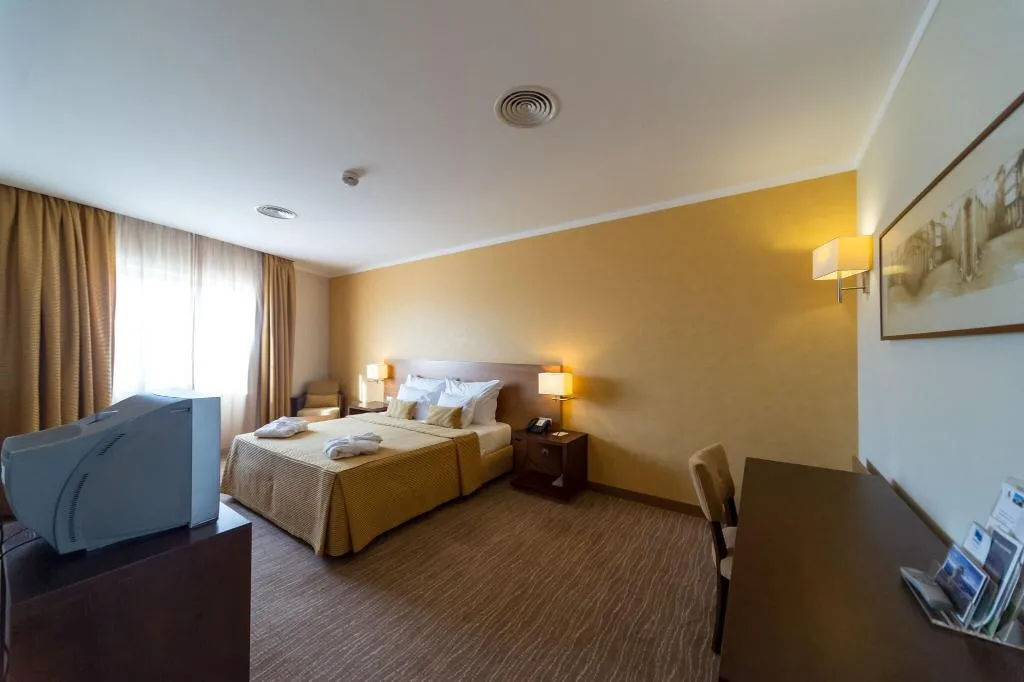Room, Lusitânia, Porto