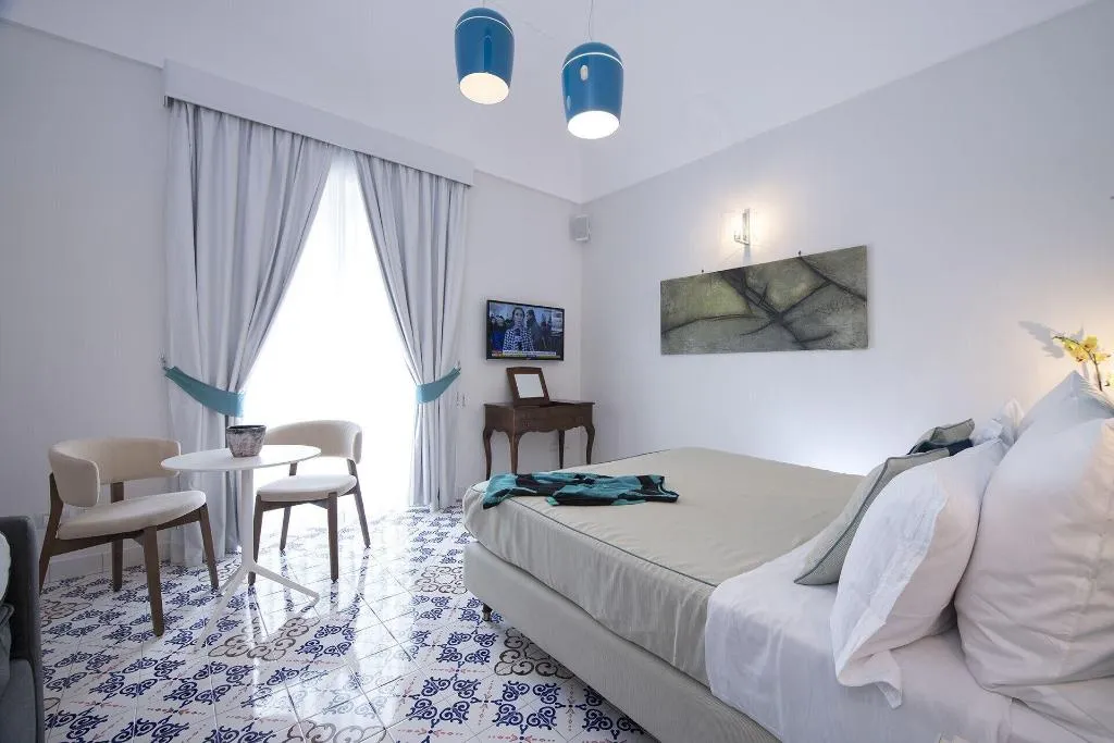 Room, Diecisedici, Naples