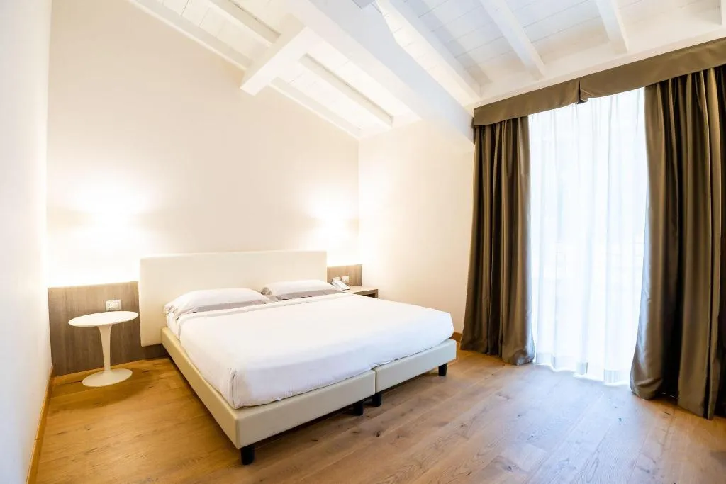QUADRUPLE DELUXE KING BED Room, Albergo Centrale, Milan