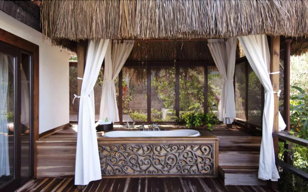 Room, Sabrina's Haus, Dalaman