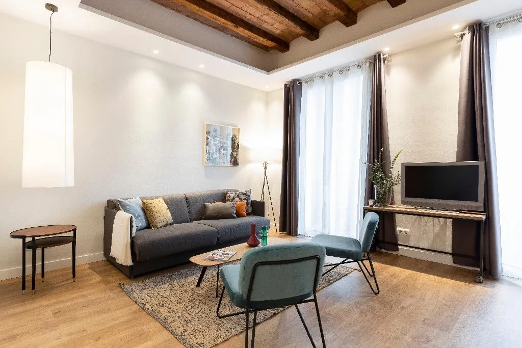 APARTMENT CAPACITY 6 THREE BEDROOM Room, Aspasios Urquinaona Design, Barcelona