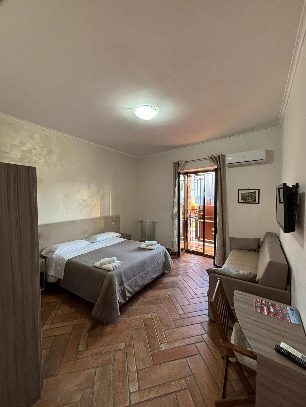 Room, Home To Fly, Naples