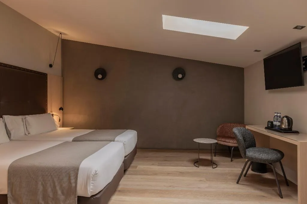 FAMILY ROOM DELUXE Room, Gran Hotel Barcino 4*S, Barcelona