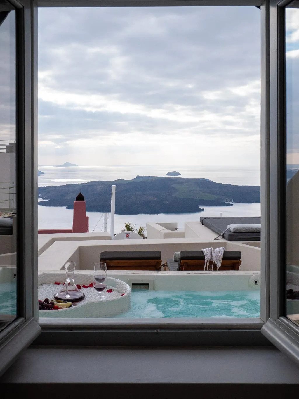 JUNIOR SUITE WITH JACUZZI Room, Caldera Cliff Illusion Suites, Santorini