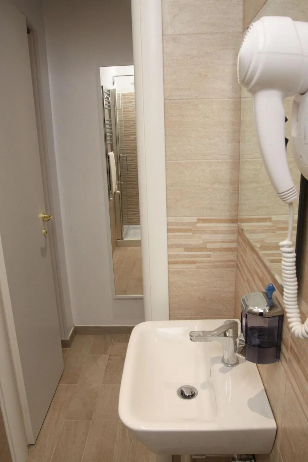 Room, Interno 2 Roma, Naples