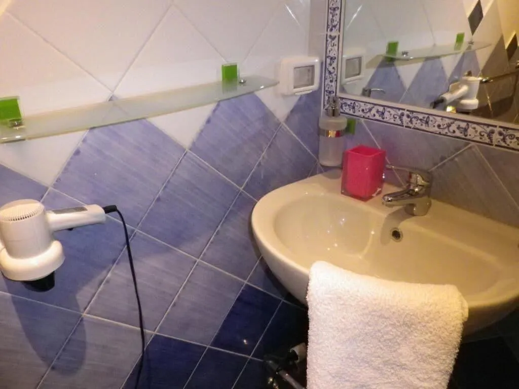 Room, Elisart, Alghero