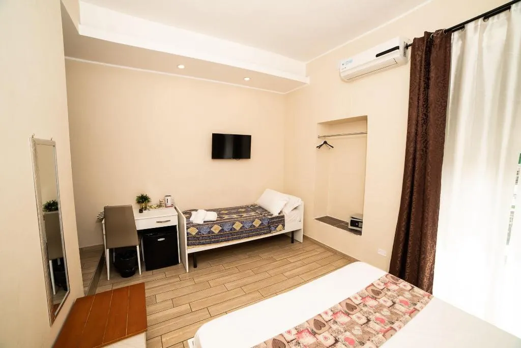 Room, B B Metropolitan, Naples