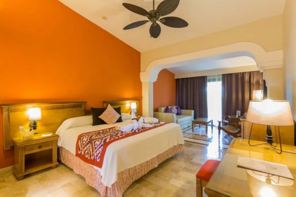 JUNIOR SUITE POOL VIEW Room, Grand Palladium Colonial Resort & Spa All Incl., Cancun Area