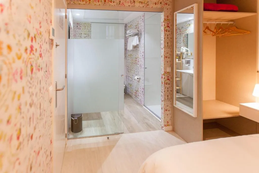 Room, Host & Home, Valencia