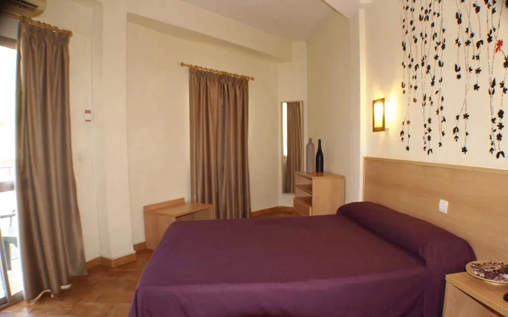 Room, Kristal, Costa Del Sol