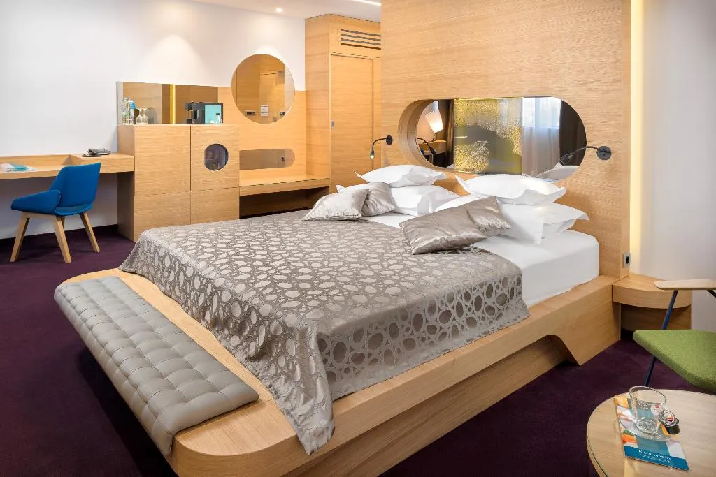 Room, Olympia Sky, Split