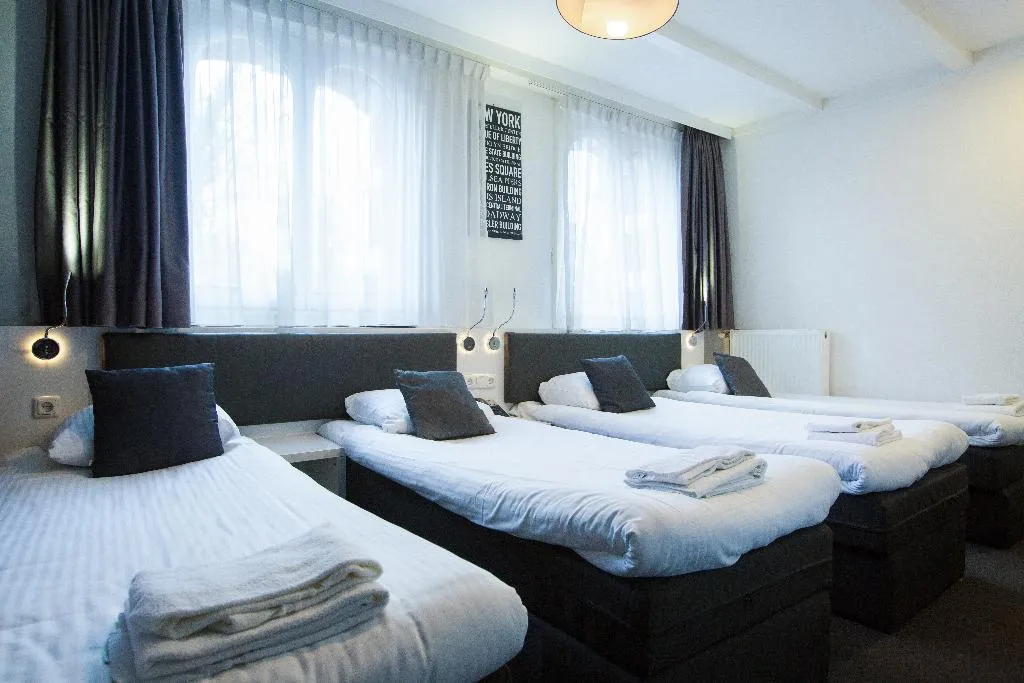 QUADRUPLE BASIC Room, Hotel Vossius Vondelpark, Amsterdam