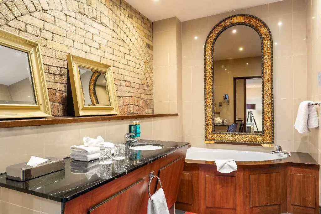 JUNIOR SUITE KING SIZE BED Room, Trinity City Hotel, Dublin