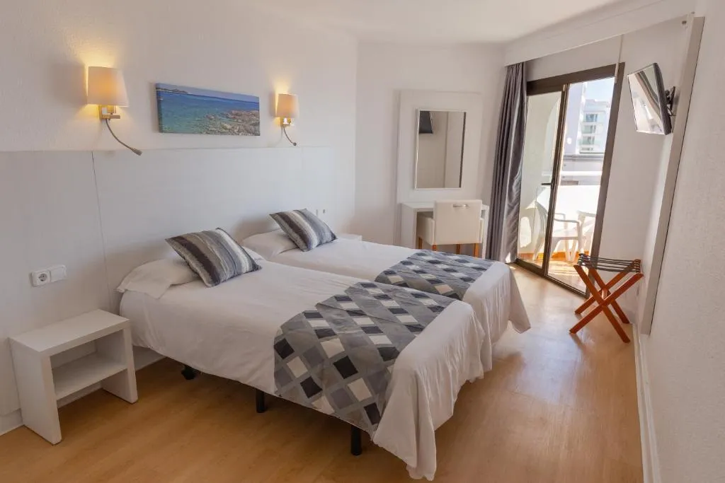DOUBLE STANDARD Room, R2 Veronica, Majorca
