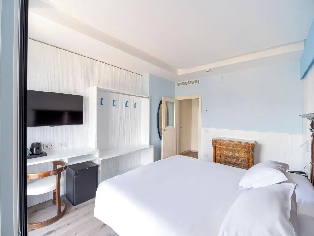 DOUBLE CLASSIC QUEEN BED Room, Hotel Cristina, Naples
