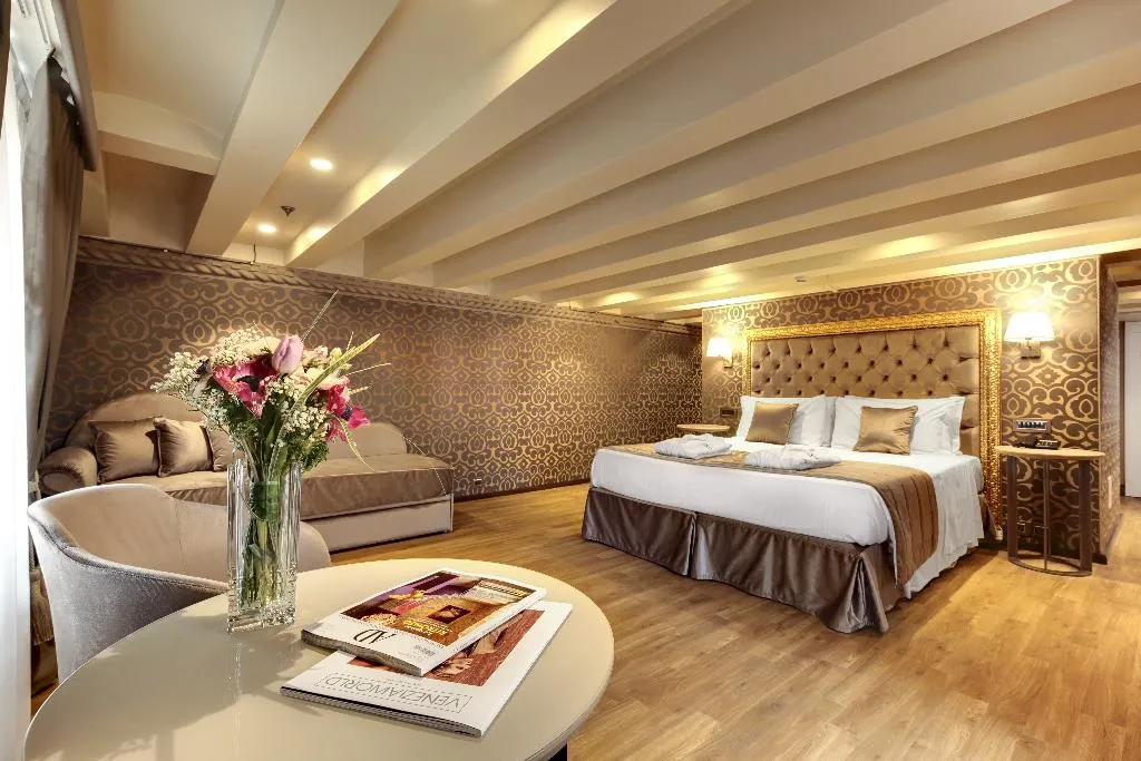 JUNIOR SUITE STANDARD Room, Dona Palace, Venice
