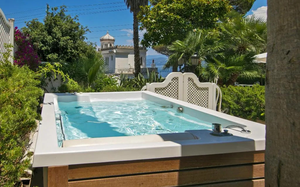 Double or Twin DELUXE GARDEN VIEW Room, Luxury Villa Excelsior Parco, Naples