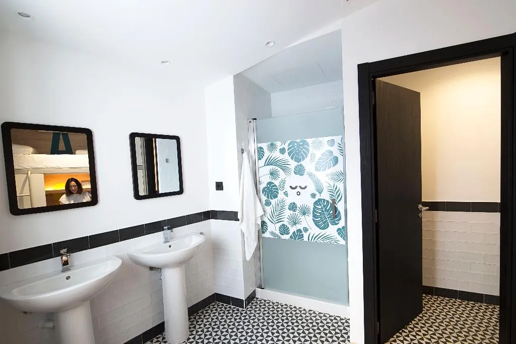 Room CAPACITY 4 ONE BEDROOM Room, U-Sense For You Hostel Sevilla, Seville
