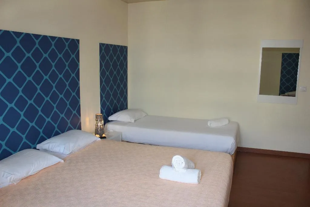 TRIPLE WITH SHARED BATHROOM Room, Tagus Royal Residence, Lisbon