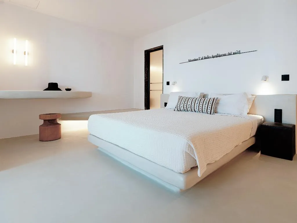 HOUSE WITH JACUZZI Room, IKIES Santorini, Santorini